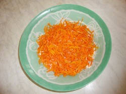 Салат с чипсами и копченой курицей - шаг 6