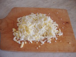 Салат с чипсами и копченой курицей - шаг 8