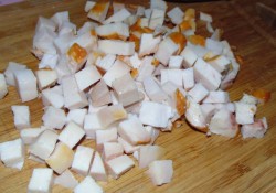 Салат с копченой курицей помидорами корейской морковью - шаг 2 Салат с копченой курицей помидорами корейской морковью - шаг 2