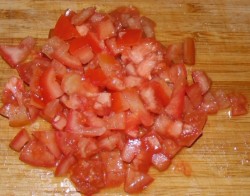 Салат с копченой курицей помидорами корейской морковью - шаг 3 Салат с копченой курицей помидорами корейской морковью - шаг 3