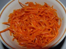 Салат с копченой курицей помидорами корейской морковью - шаг 5 Салат с копченой курицей помидорами корейской морковью - шаг 5