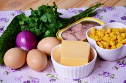 Салат с печенью трески сыром и кукурузой - шаг 1