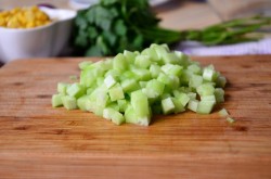 Салат с печенью трески сыром и кукурузой - шаг 3