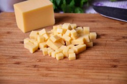 Салат с печенью трески сыром и кукурузой - шаг 4