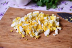 Салат с печенью трески сыром и кукурузой - шаг 6