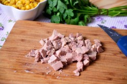 Салат с печенью трески сыром и кукурузой - шаг 7