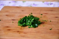 Салат с печенью трески сыром и кукурузой - шаг 8