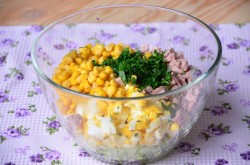 Салат с печенью трески сыром и кукурузой - шаг 9