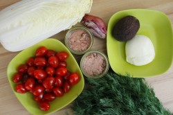 Салат с тунцом, пекинской капустой, авокадо и черри - шаг 1 Салат с тунцом, пекинской капустой, авокадо и черри - шаг 1