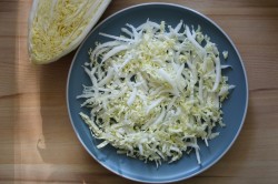 Салат с тунцом, пекинской капустой, авокадо и черри - шаг 2 Салат с тунцом, пекинской капустой, авокадо и черри - шаг 2