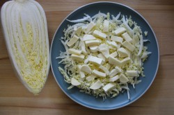 Салат с тунцом, пекинской капустой, авокадо и черри - шаг 3 Салат с тунцом, пекинской капустой, авокадо и черри - шаг 3