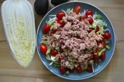 Салат с тунцом, пекинской капустой, авокадо и черри - шаг 6 Салат с тунцом, пекинской капустой, авокадо и черри - шаг 6