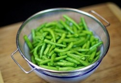 Салат яйца зеленая фасоль майонез - шаг 2