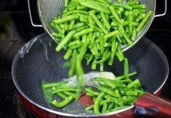 Салат яйца зеленая фасоль майонез - шаг 3