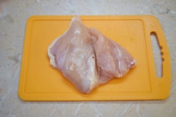 Шницель куриный в панировке из грудки на сковороде - шаг 1 Шницель куриный в панировке из грудки на сковороде - шаг 1