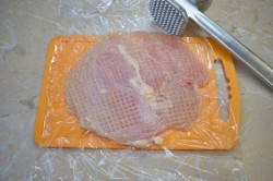 Шницель куриный в панировке из грудки на сковороде - шаг 2 Шницель куриный в панировке из грудки на сковороде - шаг 2