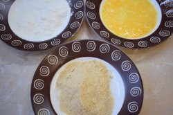 Шницель куриный в панировке из грудки на сковороде - шаг 3 Шницель куриный в панировке из грудки на сковороде - шаг 3
