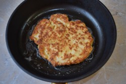 Шницель куриный в панировке из грудки на сковороде - шаг 7 Шницель куриный в панировке из грудки на сковороде - шаг 7