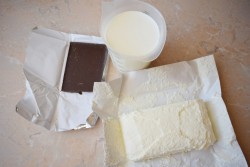 Шоколадный молочный коктейль в блендере - шаг 1 Шоколадный молочный коктейль в блендере - шаг 1