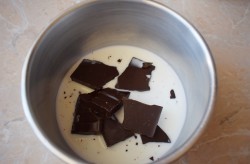 Шоколадный молочный коктейль в блендере - шаг 2 Шоколадный молочный коктейль в блендере - шаг 2