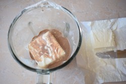 Шоколадный молочный коктейль в блендере - шаг 5 Шоколадный молочный коктейль в блендере - шаг 5