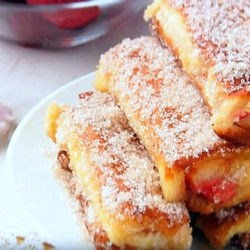 Сладкие гренки-рулетики по-французски с клубникой