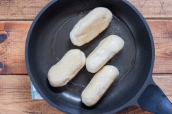 Сосиски в дрожжевом тесте жареные на сковороде - шаг 6 Сосиски в дрожжевом тесте жареные на сковороде - шаг 6