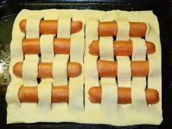 Слоеный пирог с сосисками - шаг 2 Слоеный пирог с сосисками - шаг 2