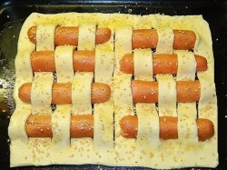 Слоеный пирог с сосисками - шаг 3 Слоеный пирог с сосисками - шаг 3