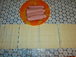 Простой рецепт сосиски в слоеном тесте - шаг 2