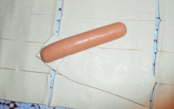 Простой рецепт сосиски в слоеном тесте - шаг 3