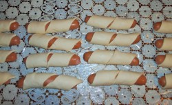 Простой рецепт сосиски в слоеном тесте - шаг 4