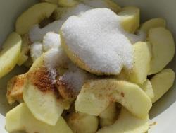 Яблочный десерт с орехами - шаг 2