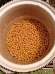 Суп-пюре из нута и томатов - шаг 1 Суп-пюре из нута и томатов - шаг 1