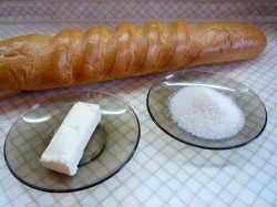 Сухари из батона в духовке - шаг 1