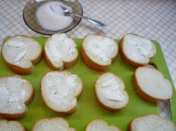 Сухари из батона в духовке - шаг 3