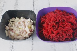 Свекла жареная с луком - шаг 1