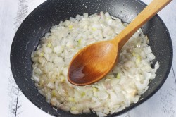 Свекла жареная с луком - шаг 2