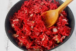 Свекла жареная с луком - шаг 3