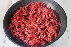 Свекла жареная с луком - шаг 4