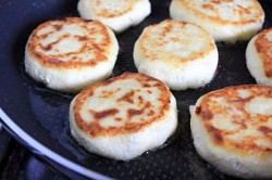 Нежные сырники из творога на завтрак - шаг 4