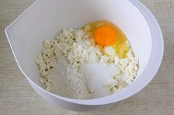 Нежные сырники из творога на завтрак - шаг 1