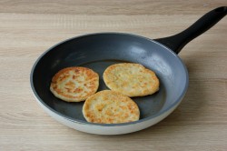 Сырные лепешки на кефире на сковороде - шаг 10