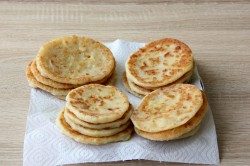 Сырные лепешки на кефире на сковороде - шаг 11