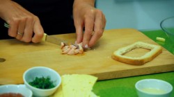 Закрытая пицца - омлет с сыром и полукопченой колбасой - шаг 5 Закрытая пицца - омлет с сыром и полукопченой колбасой - шаг 5