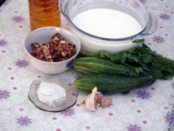 Холодный болгарский суп Таратор - шаг 1 Холодный болгарский суп Таратор - шаг 1