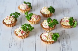 Тарталетки с крабовыми палочками сыром и яйцом - шаг 10