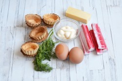 Тарталетки с крабовыми палочками сыром и яйцом - шаг 1