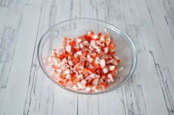 Тарталетки с крабовыми палочками сыром и яйцом - шаг 4