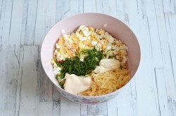 Тарталетки с крабовыми палочками сыром и яйцом - шаг 6